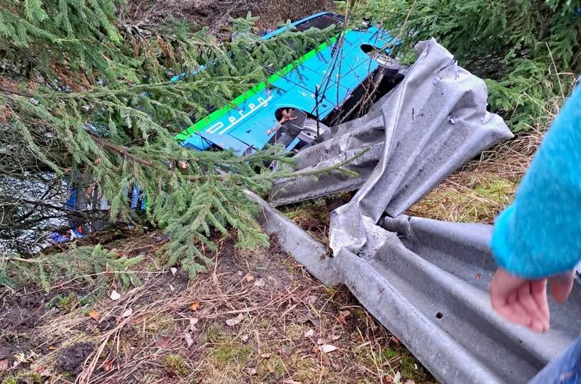 Scuolabus precipita in un torrente, cinque feriti