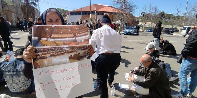 Crotone, la protesta dei parenti delle vittime: no al trasferimento delle salme a Bologna – VIDEO e FOTO