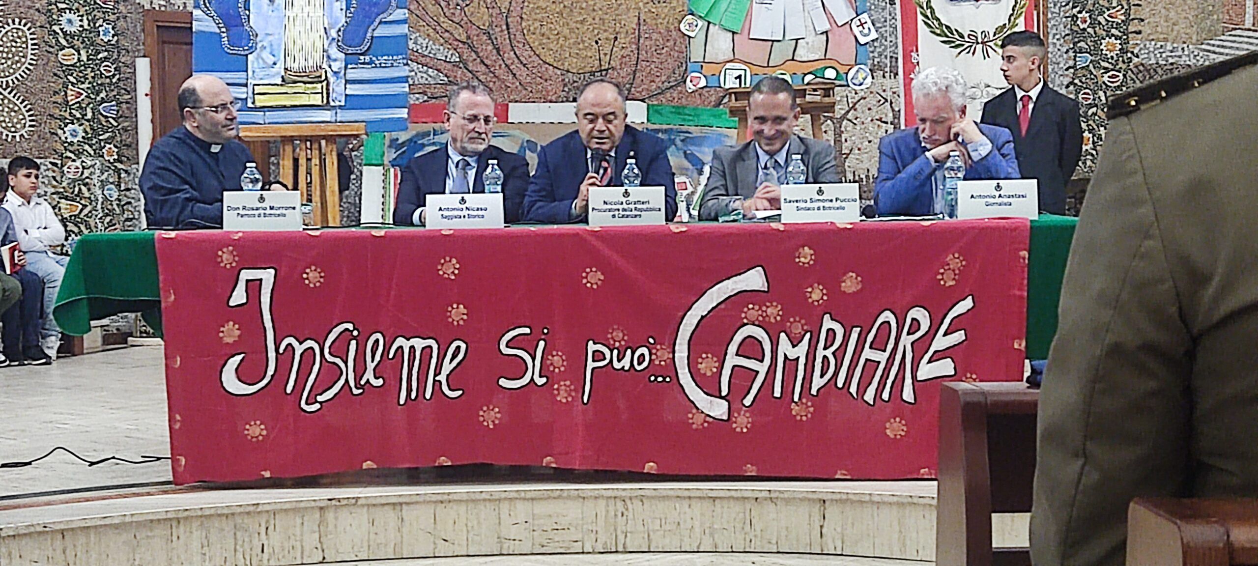 Gratteri a Botricello: «Non posso fare dieci metri da solo a piedi, ma sono la persona più libera in Italia»