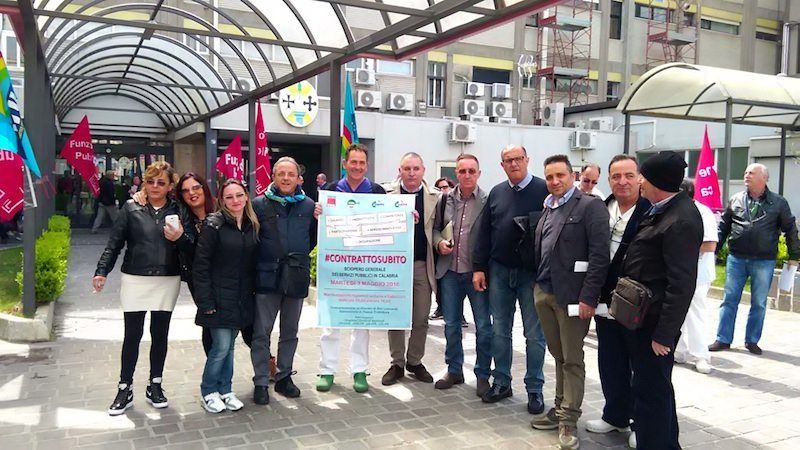 Catanzaro, la protesta degli operatori sanitari