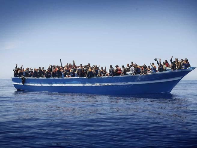 Doppio sbarco di migranti a Crotone e Reggio