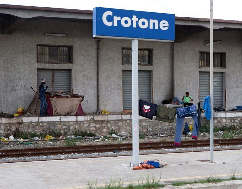 Crotone, in fiamme vagone alla stazione