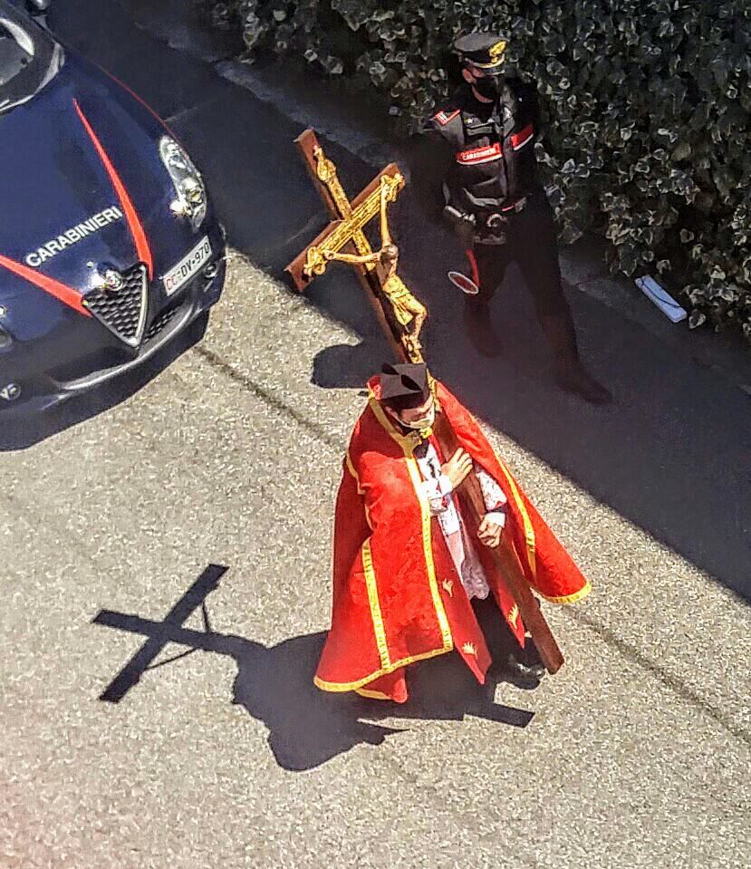 Soveria Mannelli, la via Crucis solitaria di don Roberto – VIDEO