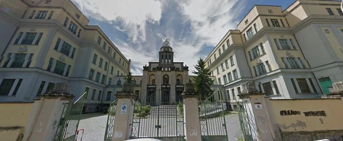 La spinge nell’auto e la violenta, caccia all’uomo a Roma