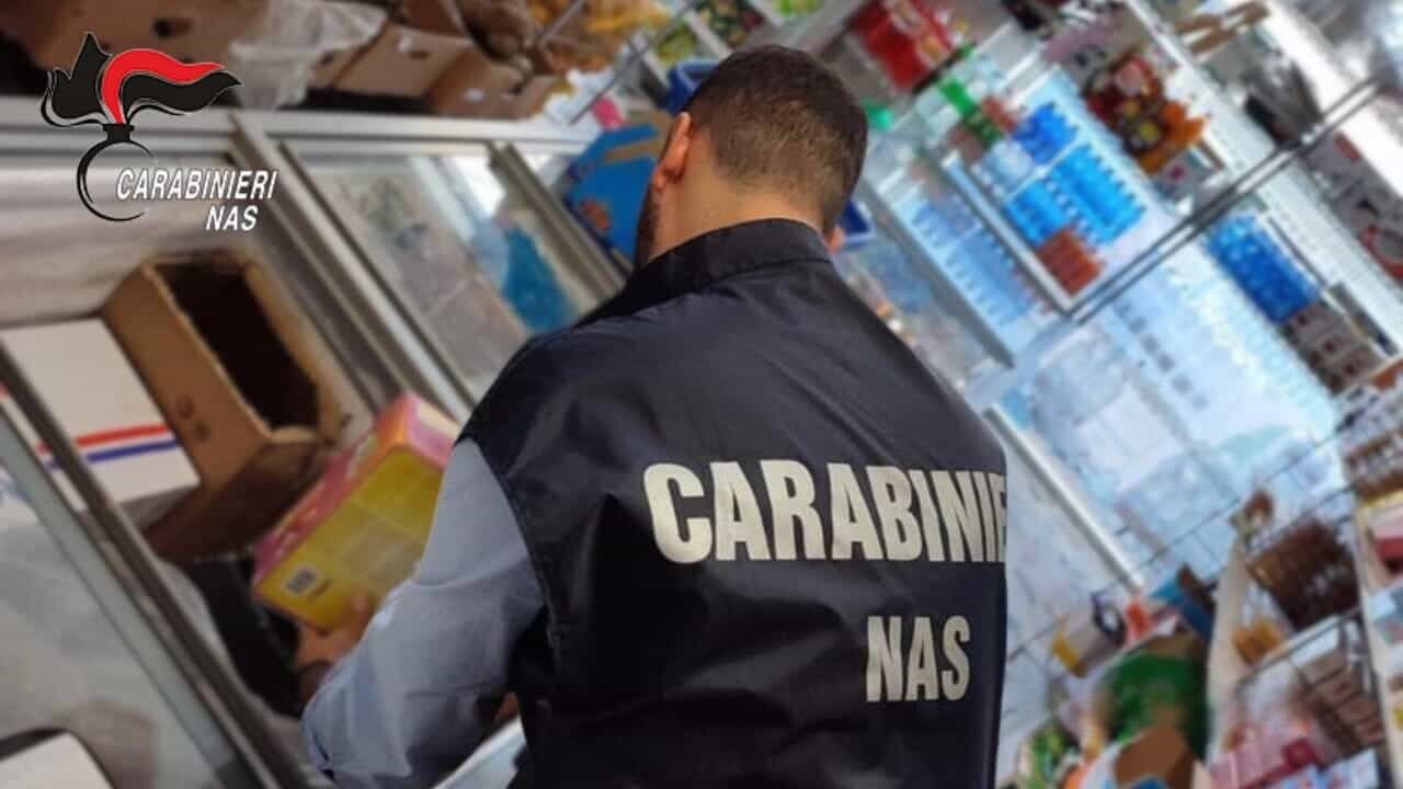 Cibo ammuffito e carenze igieniche: sequestrati oltre 5 quintali di alimenti in un supermercato nel Soveratese
