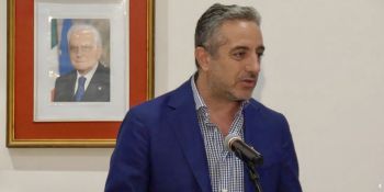 Notte di fuoco a Cassano, incendiate le auto di un imprenditore. Il sindaco Iacobini: «Serve un intervento incisivo»