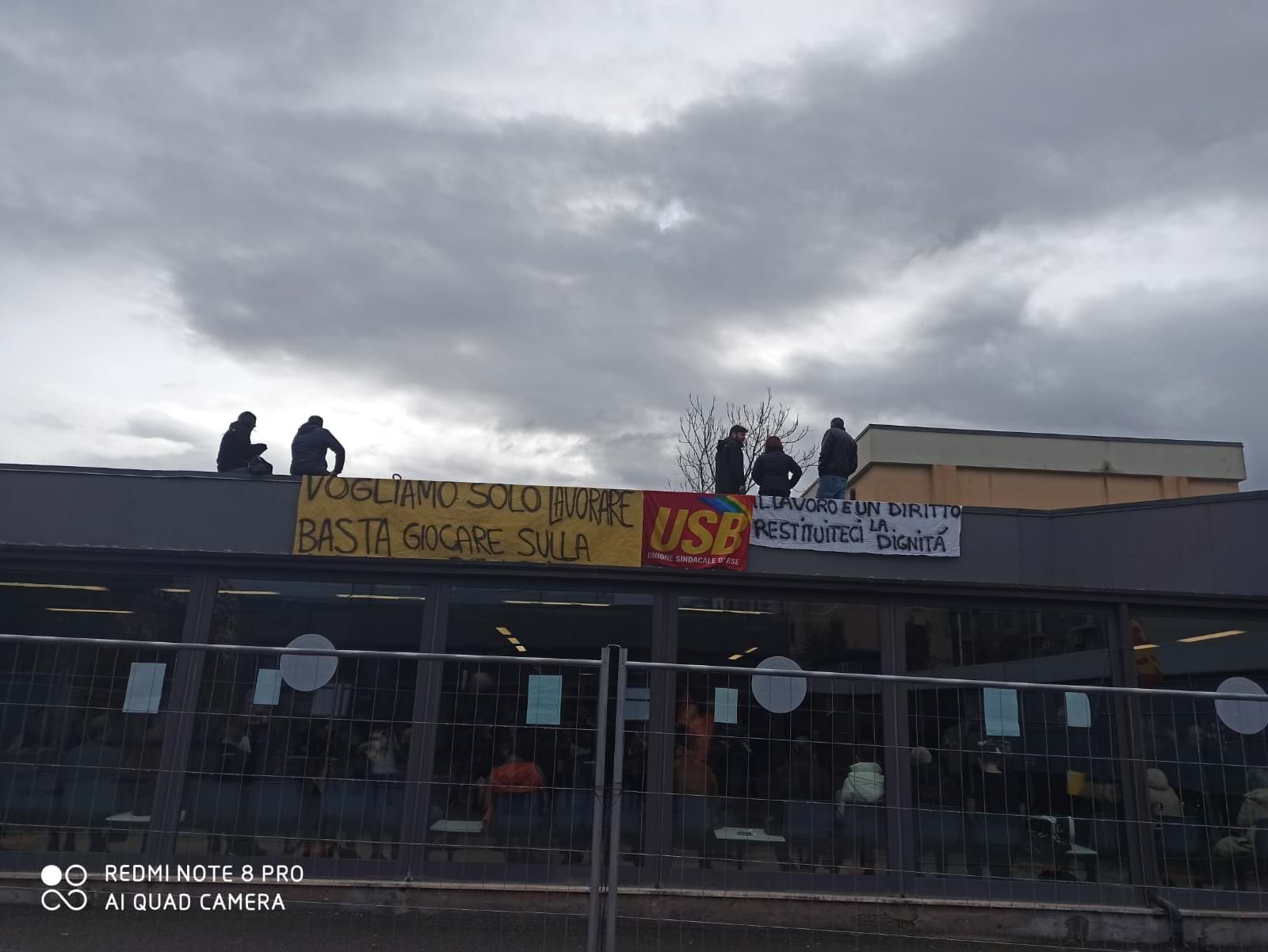 Vertenza Seatt, lavoratori sul tetto. E l'Usb annuncia. «Bloccheremo il Cup»