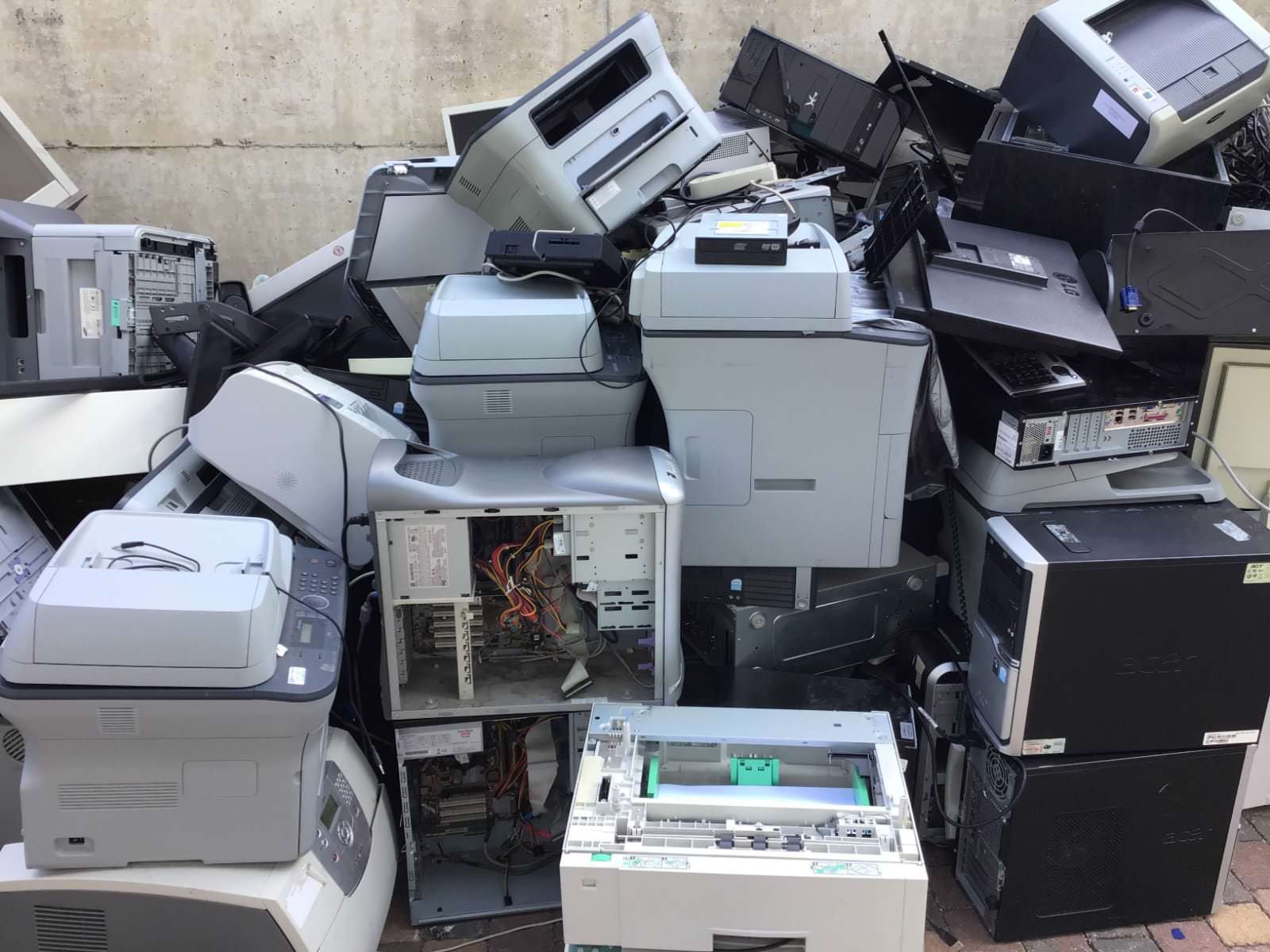 «Prima la discarica abusiva, ora il deposito di ingombranti in Regione» – VIDEO