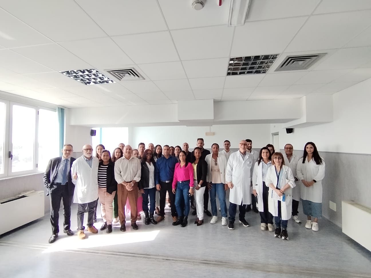 Lamezia, prendono servizio i 12 medici cubani. «Felici di aiutare la sanità calabrese» – FOTO