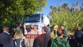 Protesta a Vibo Marina, agricoltori in pressing su Roma: «Politica “distratta”, ma se si ferma l’agricoltura si ferma tutto» – FOTO E VIDEO