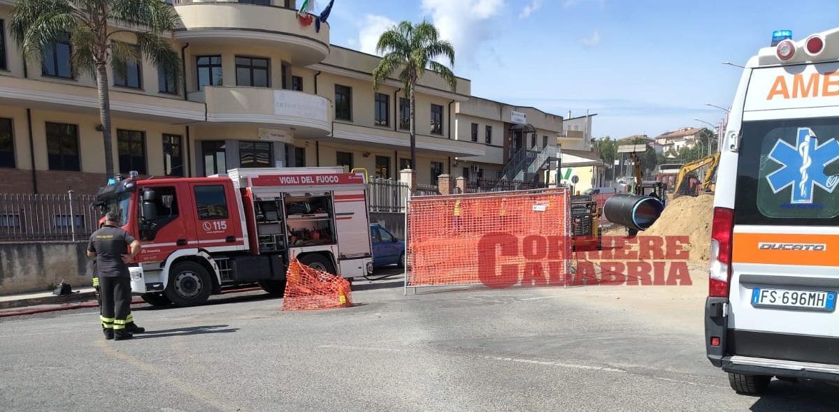 Paura a Vibo Valentia, fuga di gas in centro. Evacuato il liceo scientifico, chiusa la strada – FOTO