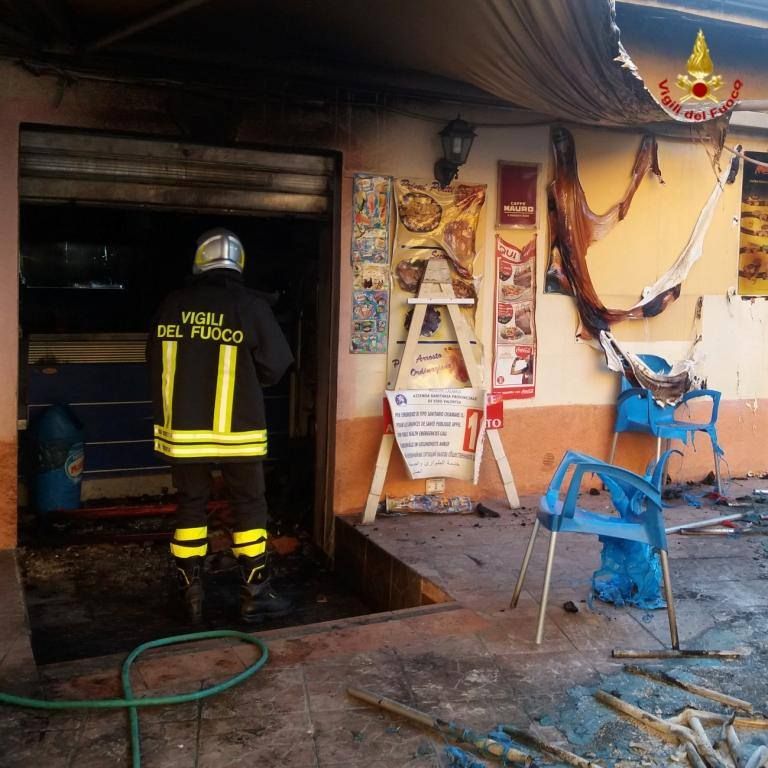 In fiamme un negozio nel centro di Tropea