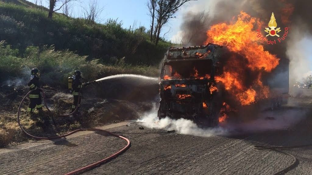 Falerna, camion prende fuoco sull’autostrada