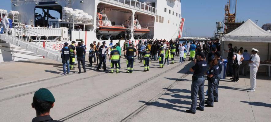 Nuovo sbarco a Reggio, bimba nasce sul barcone
