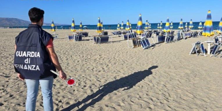 In spiaggia da turisti, in realtà erano finanzieri: scoperto lido “fantasma” a Cariati