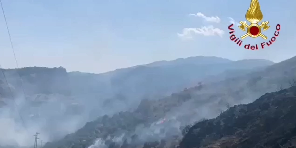Incendio da giorni interessa Caulonia, al lavoro per salvaguardare la Madonna dello Scoglio – VIDEO