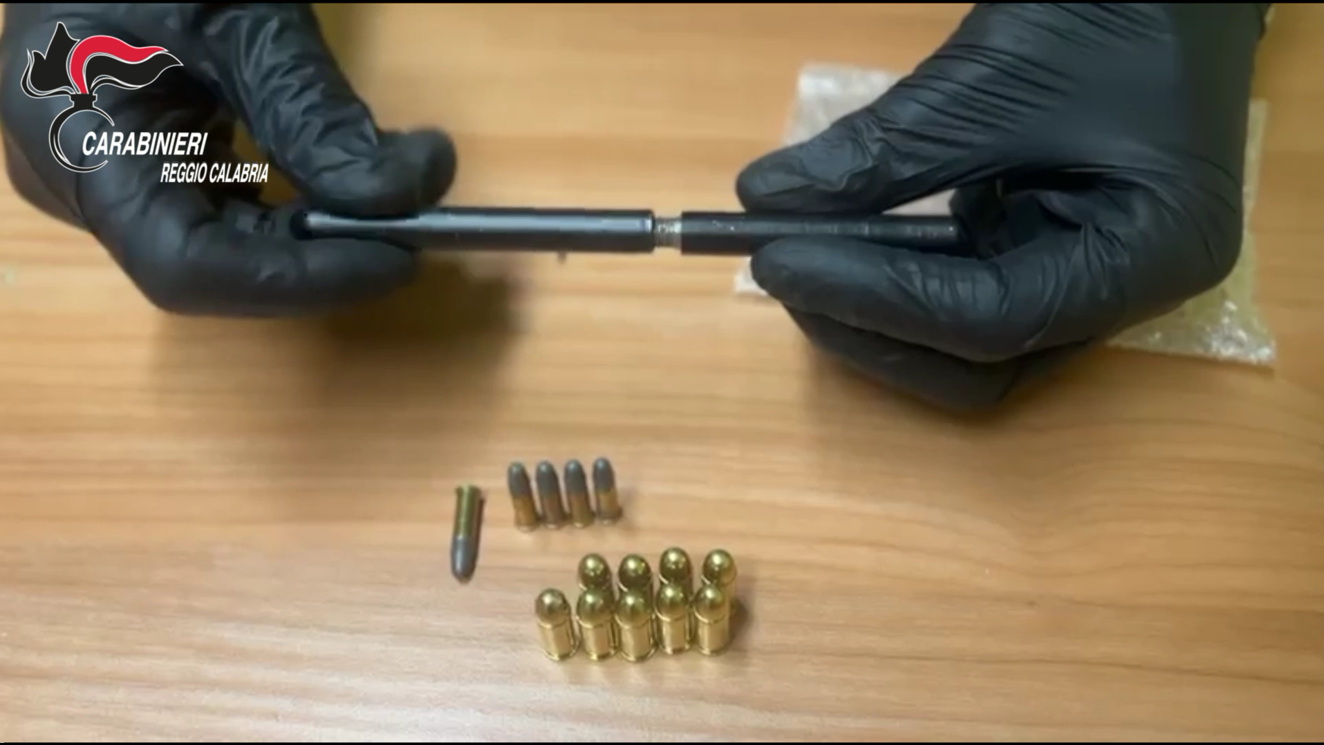 Sembrava una penna, ma era una pistola: un uomo arrestato a Riace – VIDEO