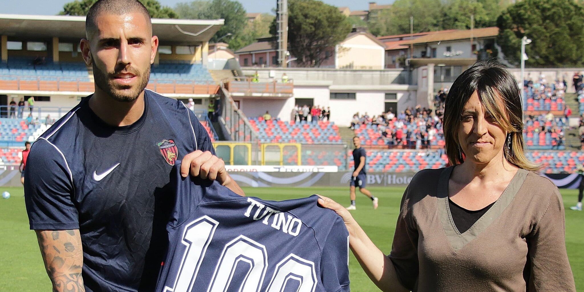 Cosenza, una festa a metà per Tutino: maglia numero 100 e gol su rigore, ma col Palermo è pari