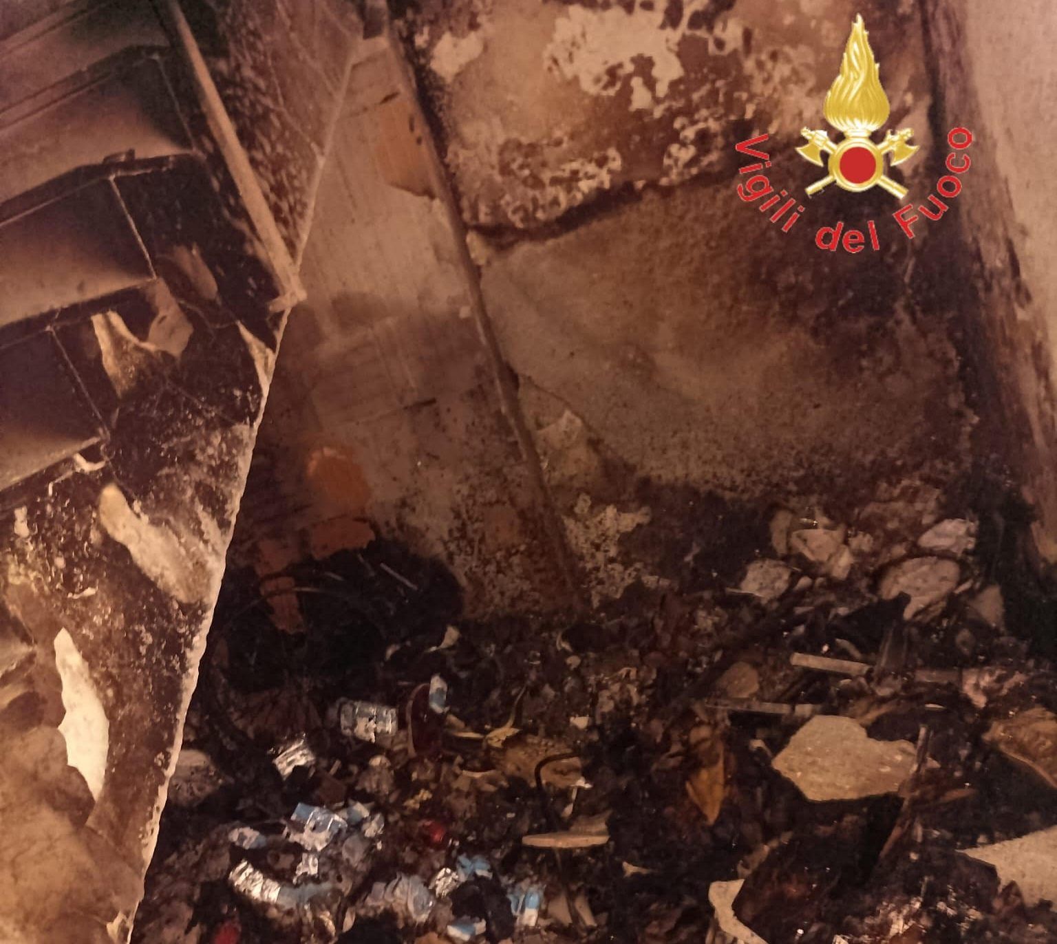 Incendio in un’abitazione a Lamezia: i vigili del fuoco salvano una donna dal balcone