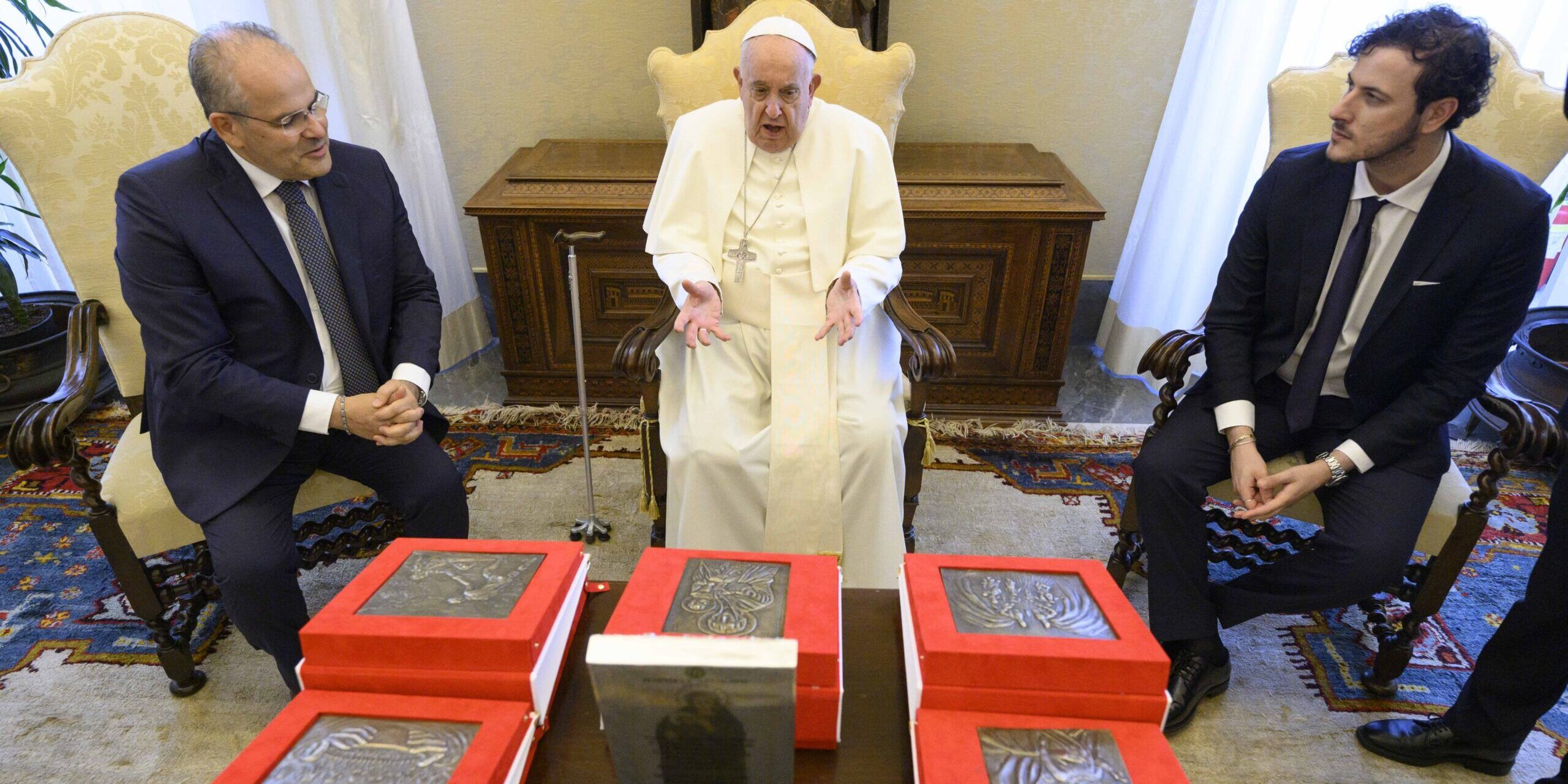 Le opere di Michele Affidato realizzate per il Papa: «Momenti di grazia e grande emozione» – FOTO E VIDEO