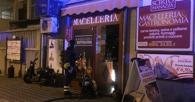 Reggio, incendiata una macelleria. Si segue la pista delle intimidazioni