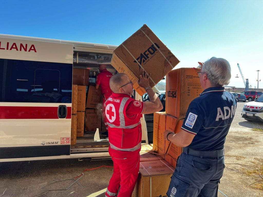 Solidarietà nella Piana di Gioia, le Dogane donano 4mila paia di scarpe alla Croce Rossa