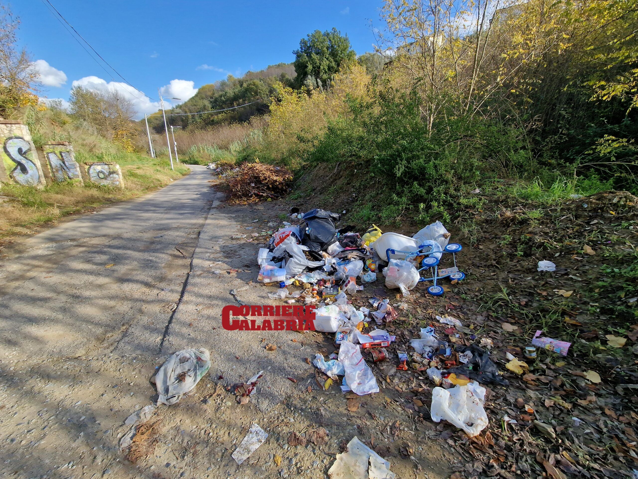Cosenza, la discarica che offende il monumento dedicato ai Fratelli Bandiera