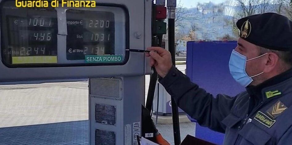 Caro carburante nel Cosentino, multe per oltre 740mila euro