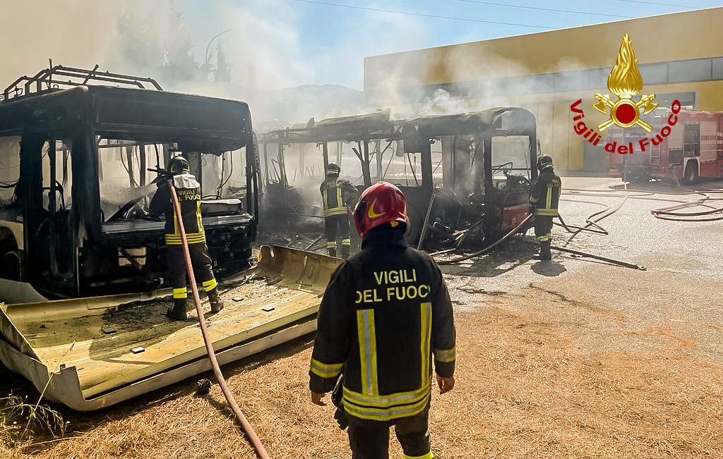Esplosione nel deposito bus di Cosenza, c’è un ferito grave – FOTO