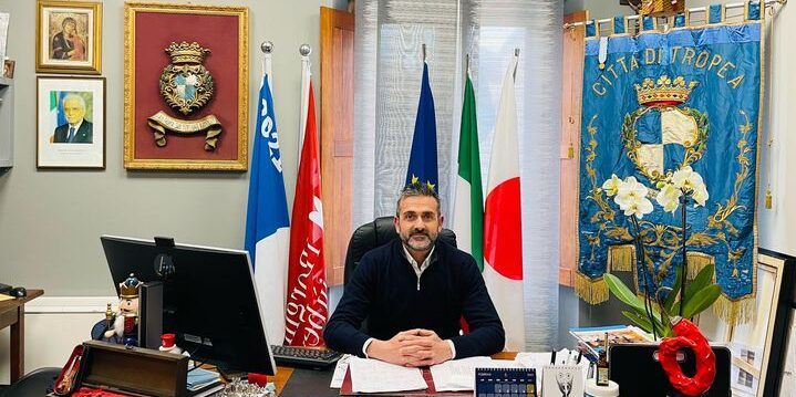 Militare in moto sul marciapiede a Tropea: viene multato e si ribella. Macrì: «Un fatto grave»