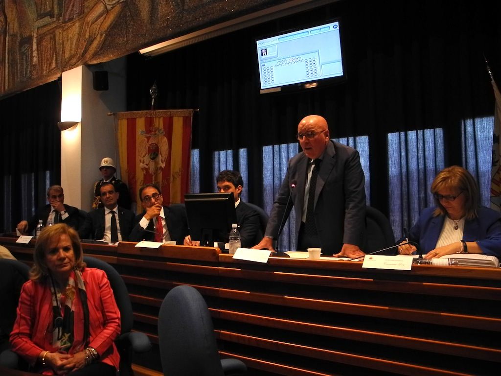 Catanzaro, "i cocci" dopo la "sbornia" del consiglio straordinario