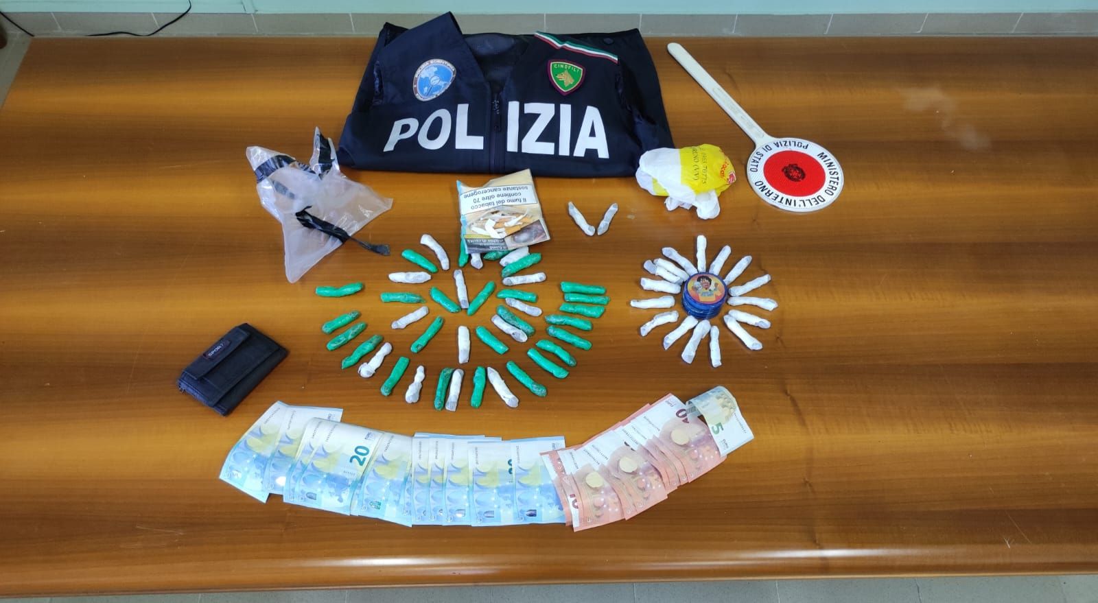 Nascondeva droga e contanti in casa, deferito un cittadino di Serra San Bruno