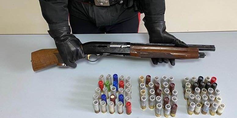 Fucile nascosto in un fienile, arrestato un allevatore a Maida