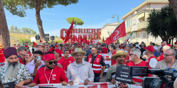 Ad Amendolara il corteo contro il caporalato: «Basta schiavitù e morti sul lavoro» – FOTO