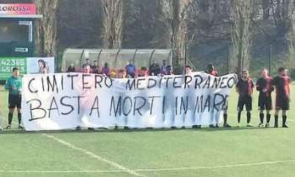 «Basta morti in mare». Squadra multata per lo striscione a favore delle vittime di Cutro