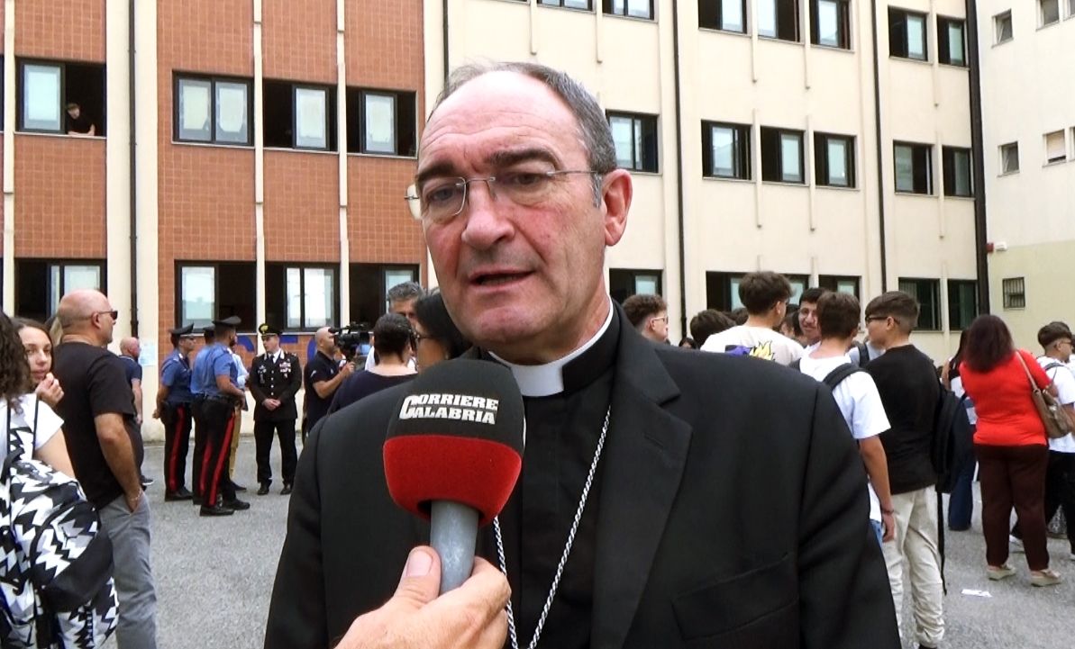 Scuola, il vescovo Parisi: «Guardare meno ai numeri e più alle persone» – VIDEO