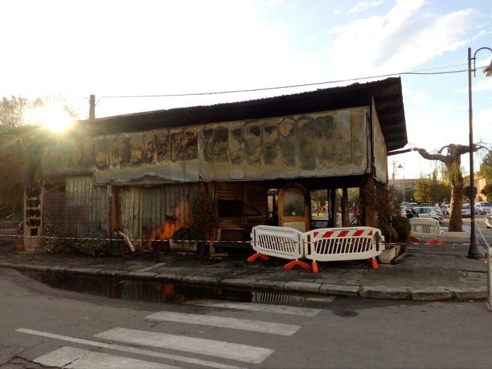 Incendio a Caulonia, distrutto un bar