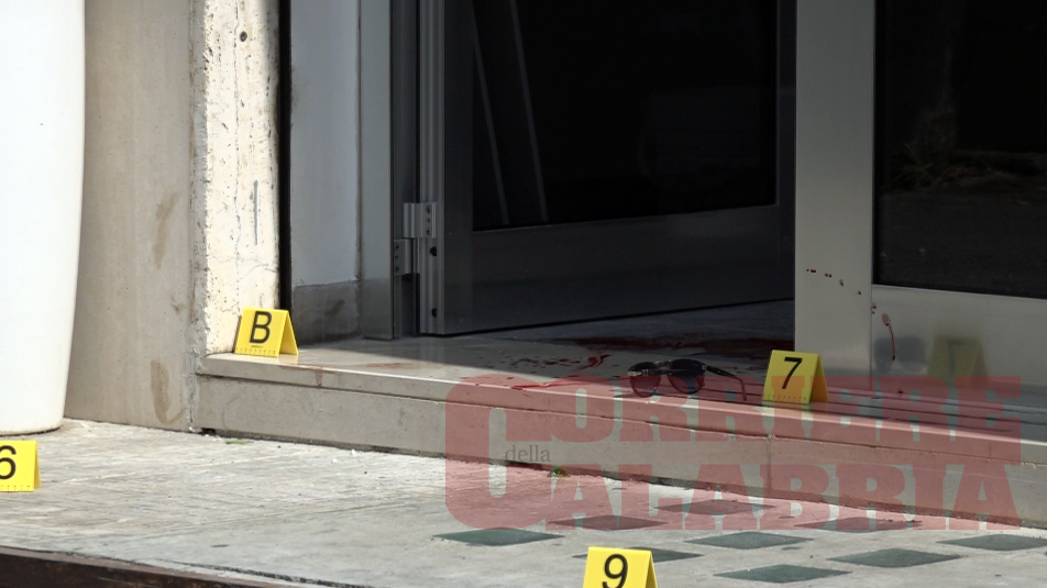 Agguato a Crotone, cinque colpi di pistola contro la vittima. Indagini senza sosta
