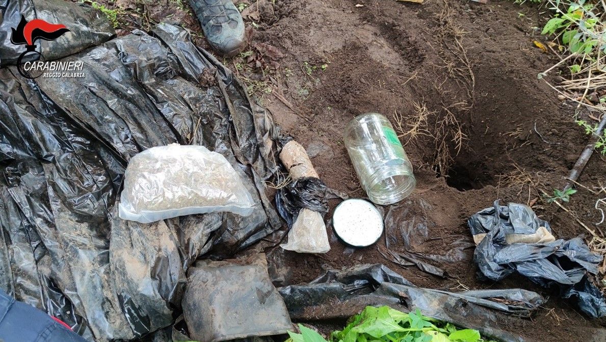 Nasconde la droga a mezzo metro di profondità, arrestato dai carabinieri nel Reggino