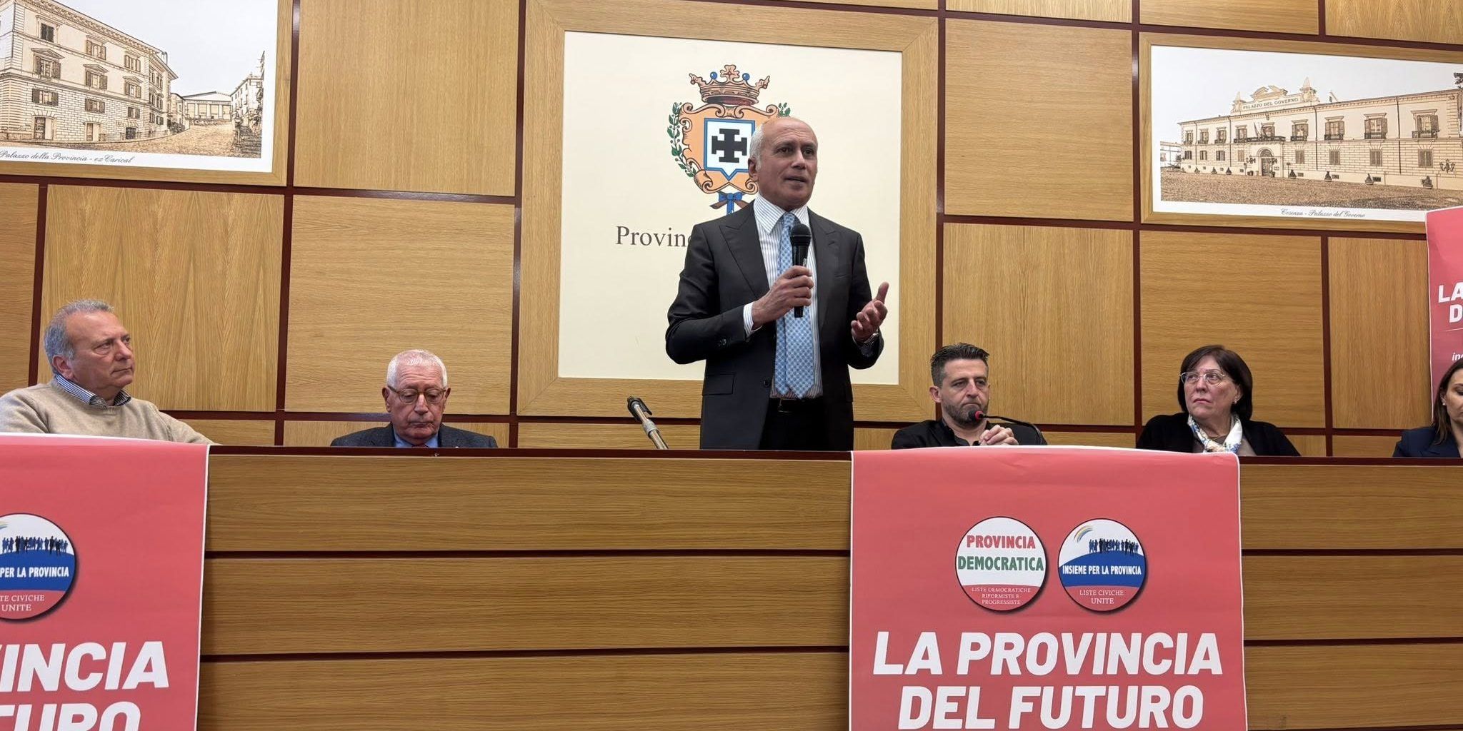 Provinciali Cosenza, il fronte dei sindaci per Caruso e la campagna “silenziosa” di Faragalli