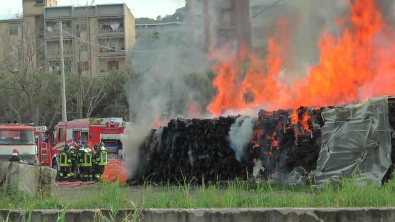 Catanzaro, incendio (doloso) in un cantiere della metro – VIDEO E FOTO
