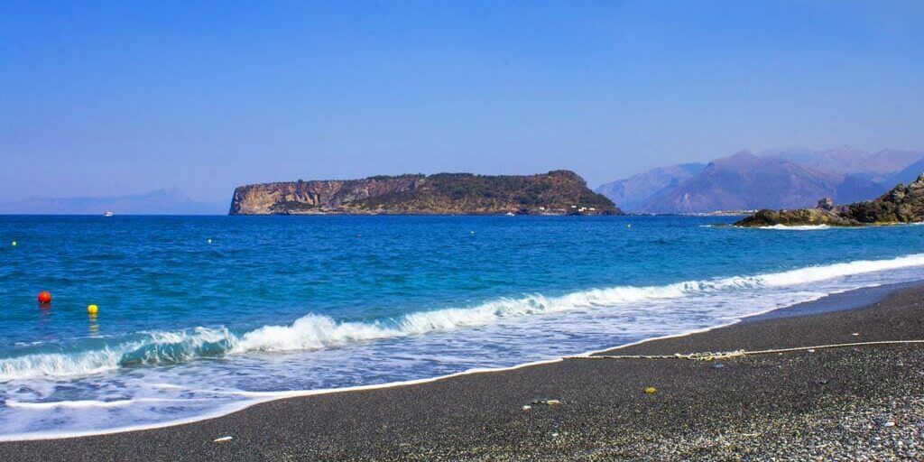 Praia a Mare, uccide il suo cane in spiaggia: scatta la denuncia di Lndc Animal protection