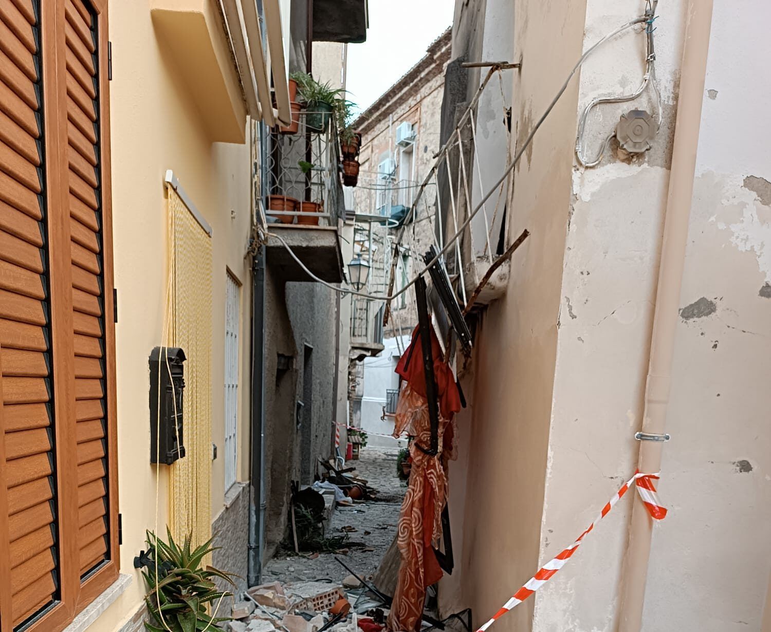 Scoppia una bombola di gas, feriti marito e moglie a Cariati – FOTO