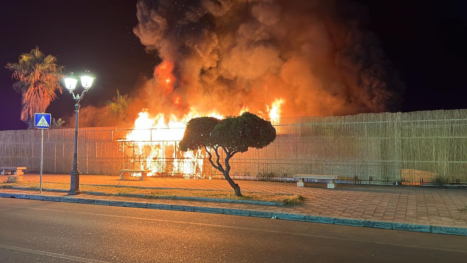 Siderno, incendio distrugge lido affidato al Comune. Fragomeni: «No alla cultura criminale»