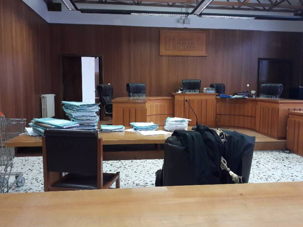 Abusi sessuali in una scuola del Reggino, la piccola punta il dito in aula contro il bidello