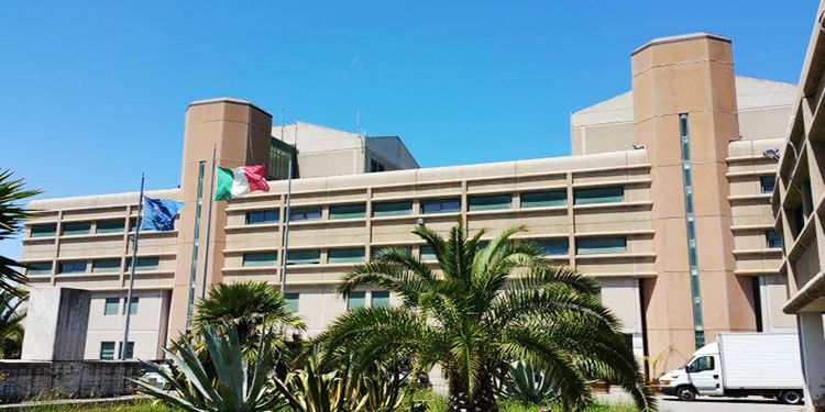 Spranghe e lanciafiamme artigianale contro gli agenti, paura nel carcere di Vibo Valentia