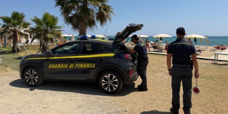Stabilimenti balneari al setaccio della Gdf nel Crotonese: accertati ampliamenti abusivi e carenze igieniche