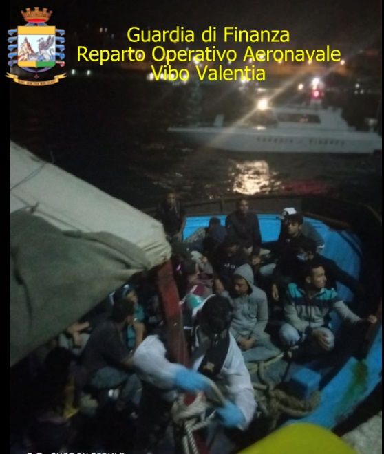 Reggio, trasferiti i 78 migranti accolti al porto