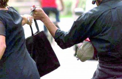 Tentato scippo, ferita 65enne cosentina