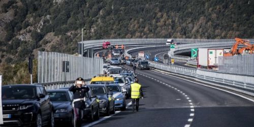 «Con l’A2 a una corsia non si può fare turismo. Quei cantieri vanno chiusi in tarda primavera»